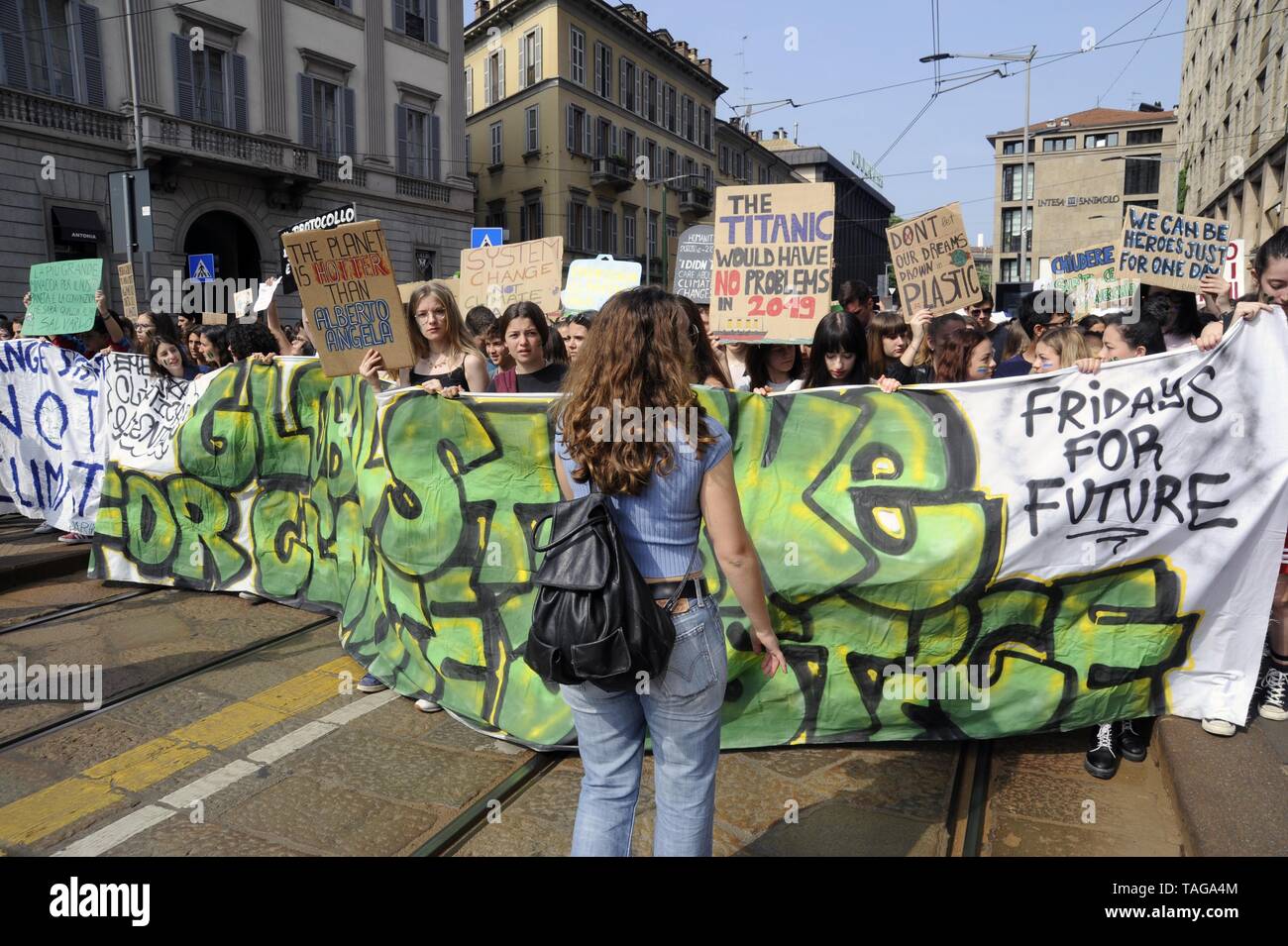 Milano (Italia), 24 maggio 2019, "Global Strike per il futuro " Gioventù e manifestazione studentesca, in segno di protesta contro il cambiamento climatico e il riscaldamento globale Foto Stock