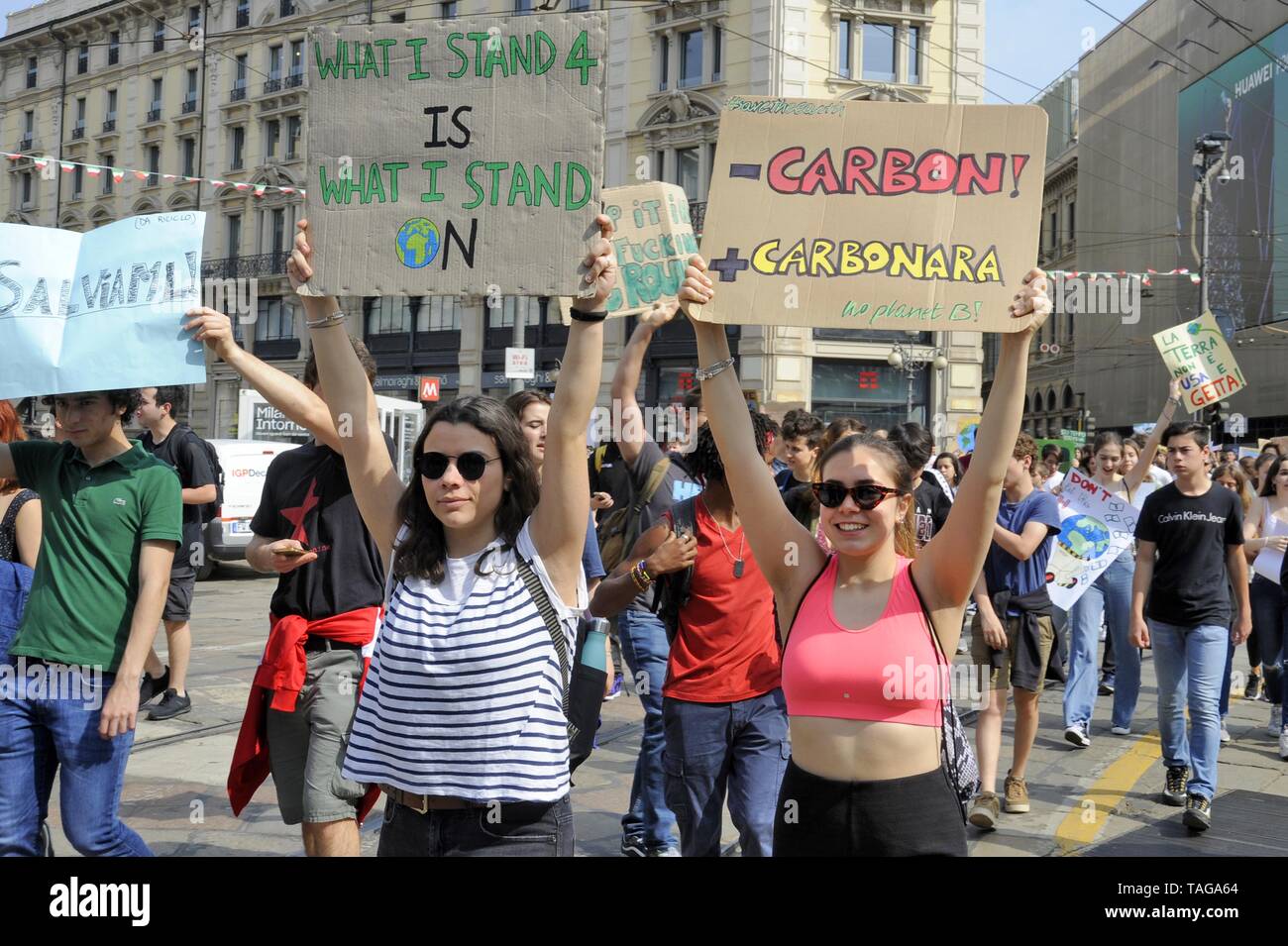 Milano (Italia), 24 maggio 2019, "Global Strike per il futuro " Gioventù e manifestazione studentesca, in segno di protesta contro il cambiamento climatico e il riscaldamento globale Foto Stock