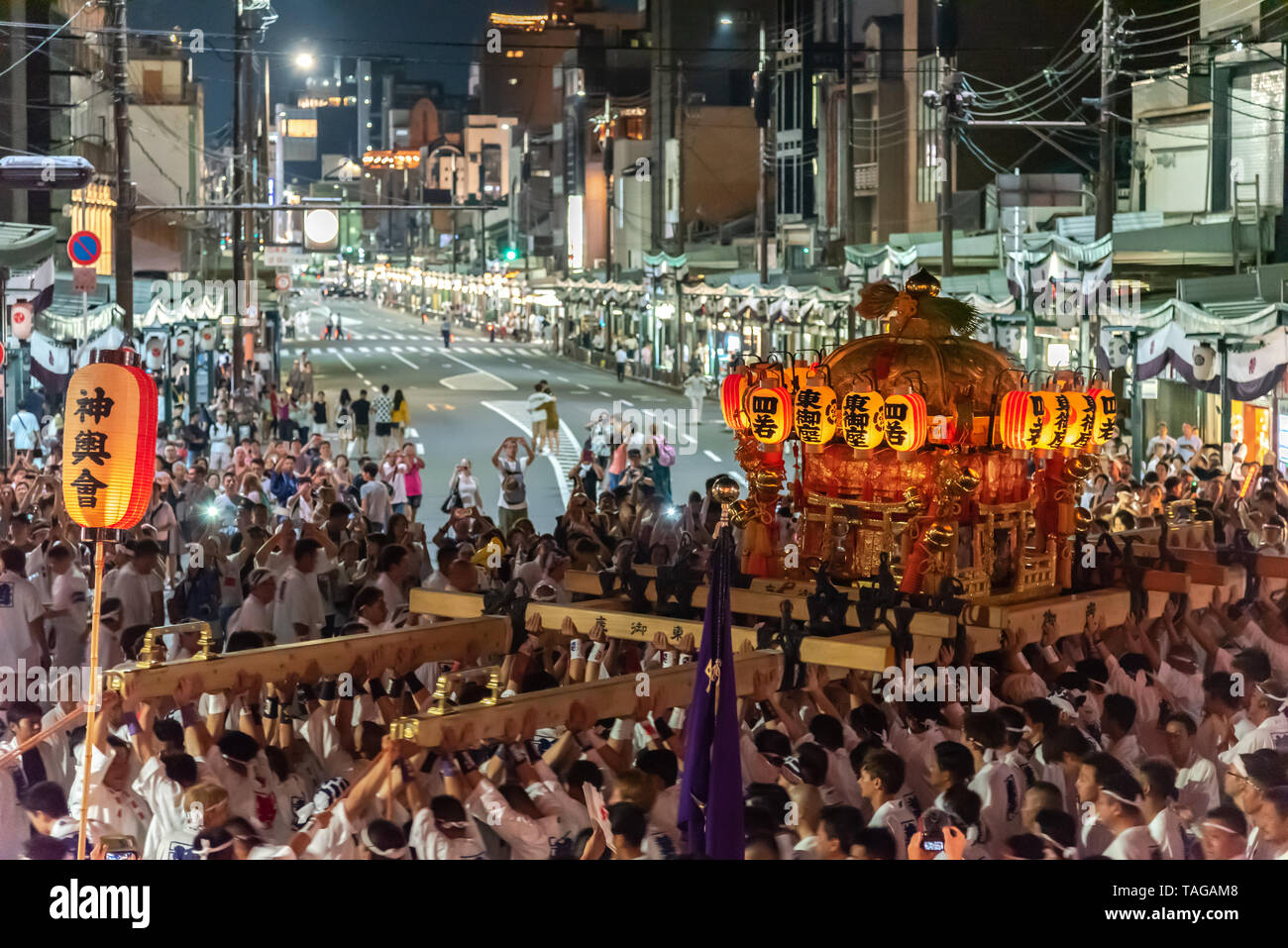 Gion Matsuri Festival, il più famoso festival in Giappone. I partecipanti in abiti tradizionali tirando un altamente decorato enorme galleggiante in parata. Foto Stock