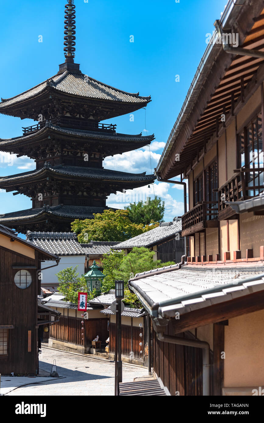 Vista di Yasaka-dori area con Hokanji tempio (Yasaka Pagoda), vicino Sannen-zaka e Ninen-zaka piste. Qui è la più fotogenica landmark in Kyoto Foto Stock