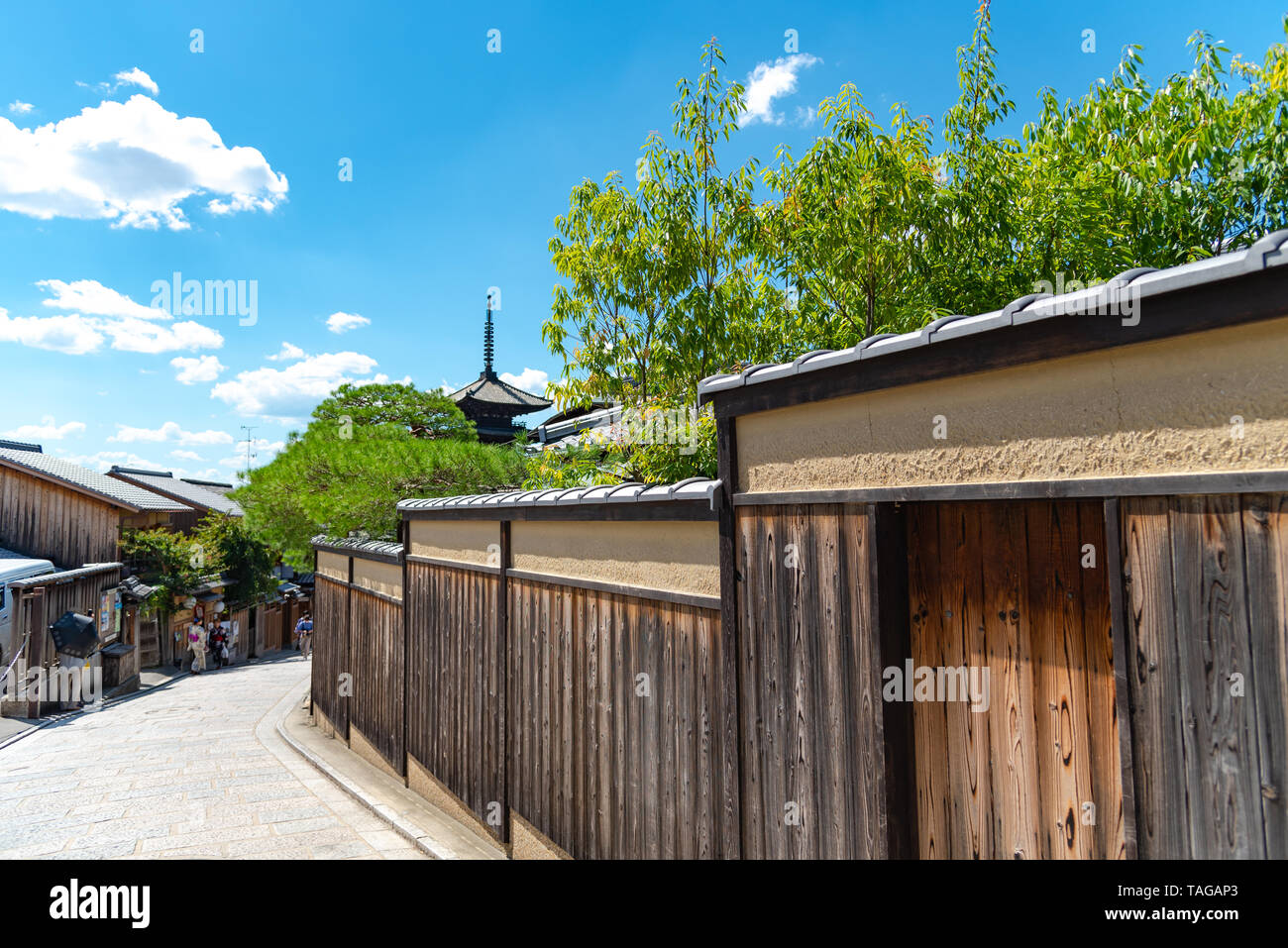 Vista di Yasaka-dori area con Hokanji tempio (Yasaka Pagoda), vicino Sannen-zaka e Ninen-zaka piste. Qui è la più fotogenica landmark in Kyoto Foto Stock