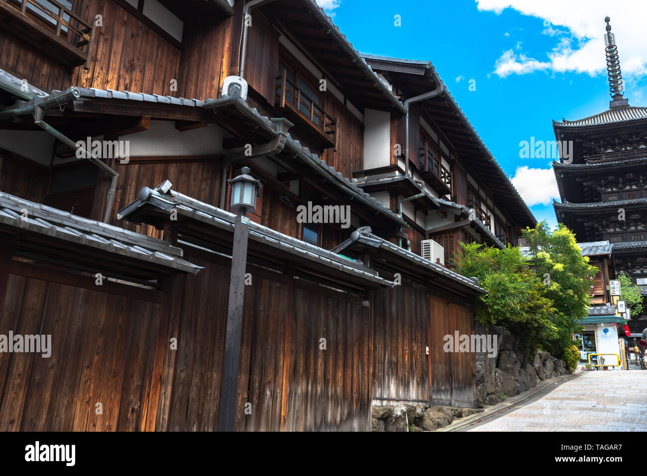 Vista di Yasaka-dori area con Hokanji tempio (Yasaka Pagoda), vicino Sannen-zaka e Ninen-zaka piste. Qui è la più fotogenica landmark in Kyoto Foto Stock