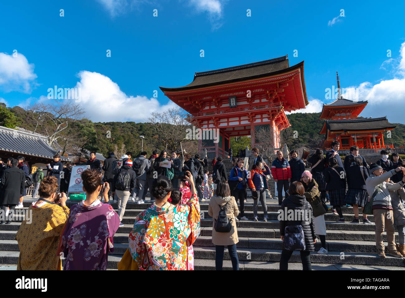 Nio-mon gate o gate di Nio, l'entrata principale di Kiyomizu-dera tempio di Kyoto, Giappone - 23 Luglio 2018 Foto Stock