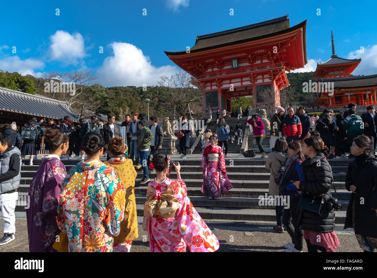 Nio-mon gate o gate di Nio, l'entrata principale di Kiyomizu-dera tempio di Kyoto, Giappone - 23 Luglio 2018 Foto Stock