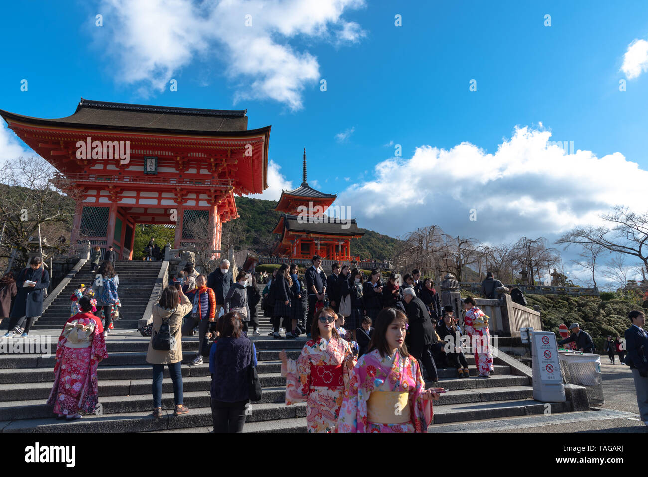 Nio-mon gate o gate di Nio, l'entrata principale di Kiyomizu-dera tempio di Kyoto, Giappone - 23 Luglio 2018 Foto Stock