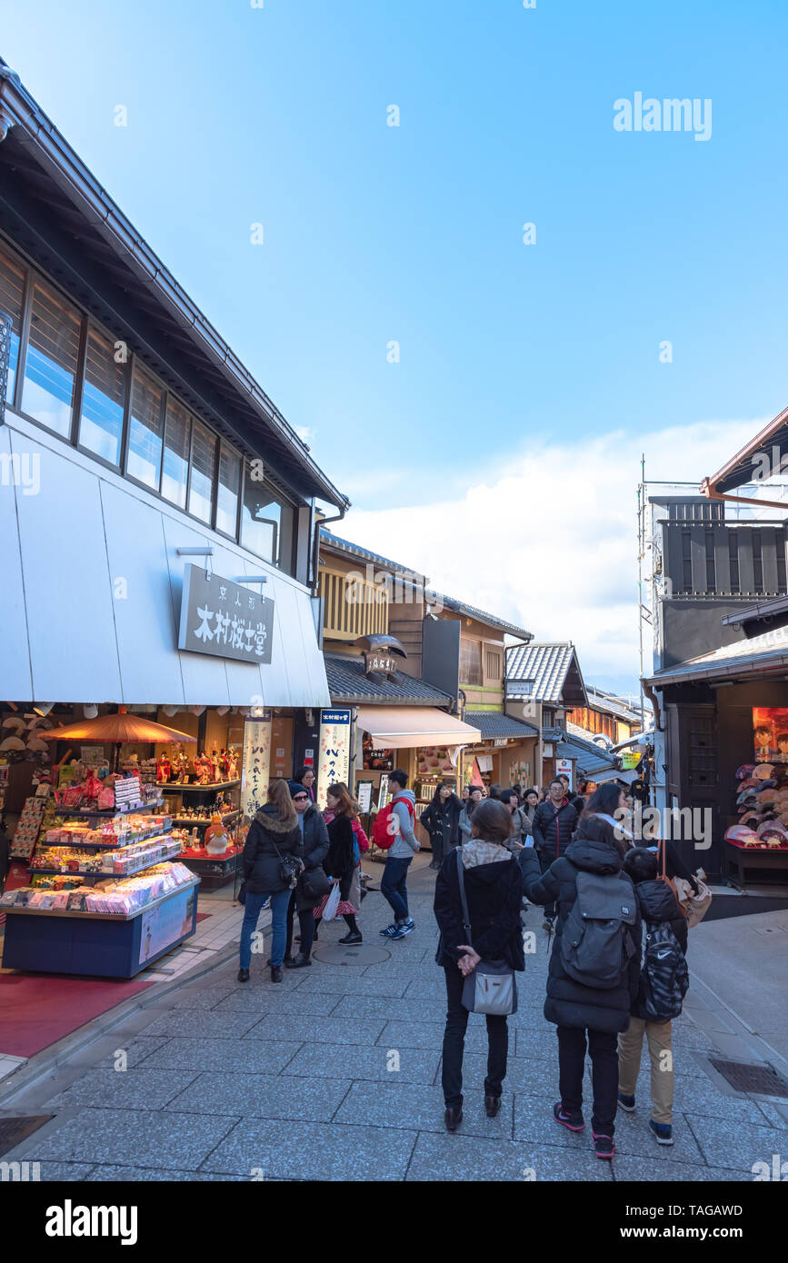 Affollati turistiche sulla strada dello shopping Matsubara-dori. Pieno di negozi e ristoranti nei pressi di Kiyomizu-dera tempio di Kyoto, Giappone Foto Stock