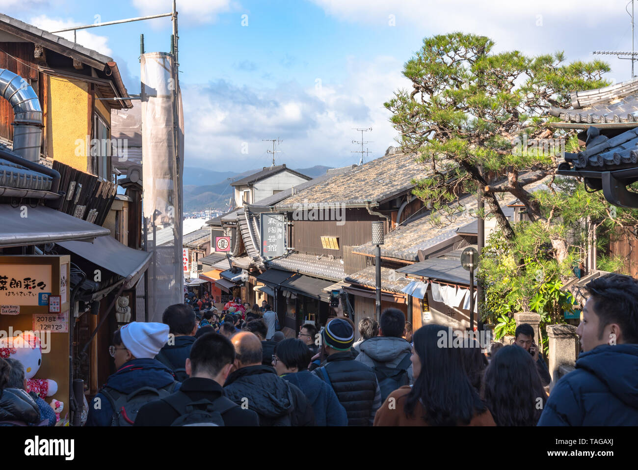 Affollati turistiche sulla strada dello shopping Matsubara-dori. Pieno di negozi e ristoranti nei pressi di Kiyomizu-dera tempio di Kyoto, Giappone Foto Stock