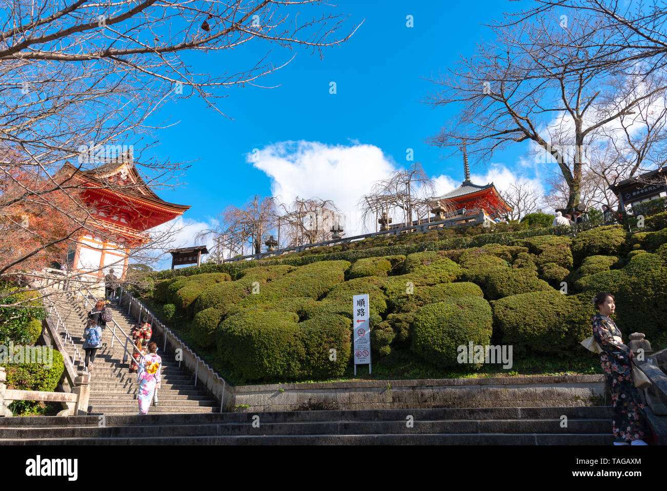 Nio-mon gate o gate di Nio, l'entrata principale di Kiyomizu-dera tempio di Kyoto, Giappone Foto Stock