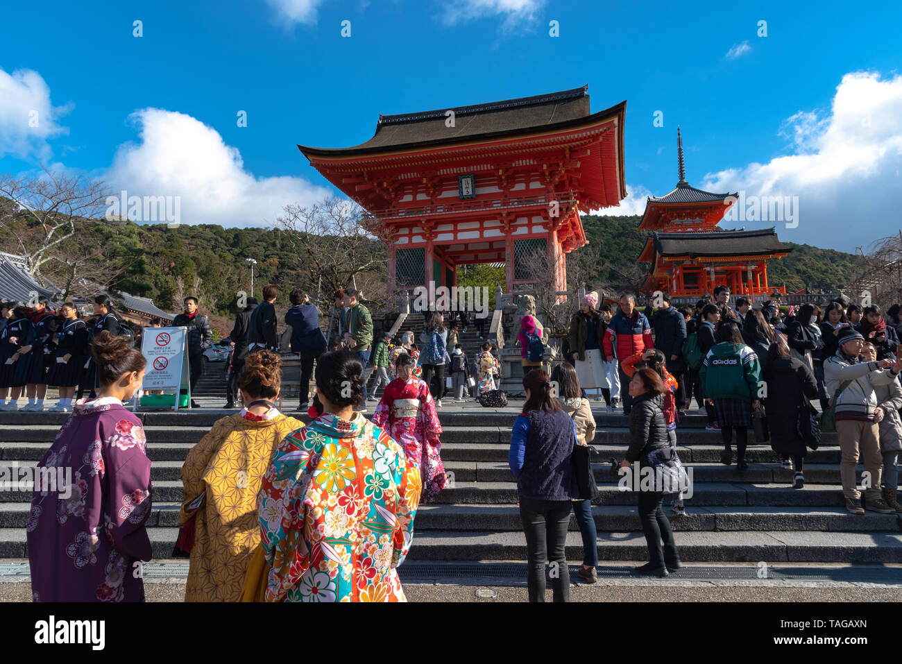 Nio-mon gate o gate di Nio, l'entrata principale di Kiyomizu-dera tempio di Kyoto, Giappone Foto Stock
