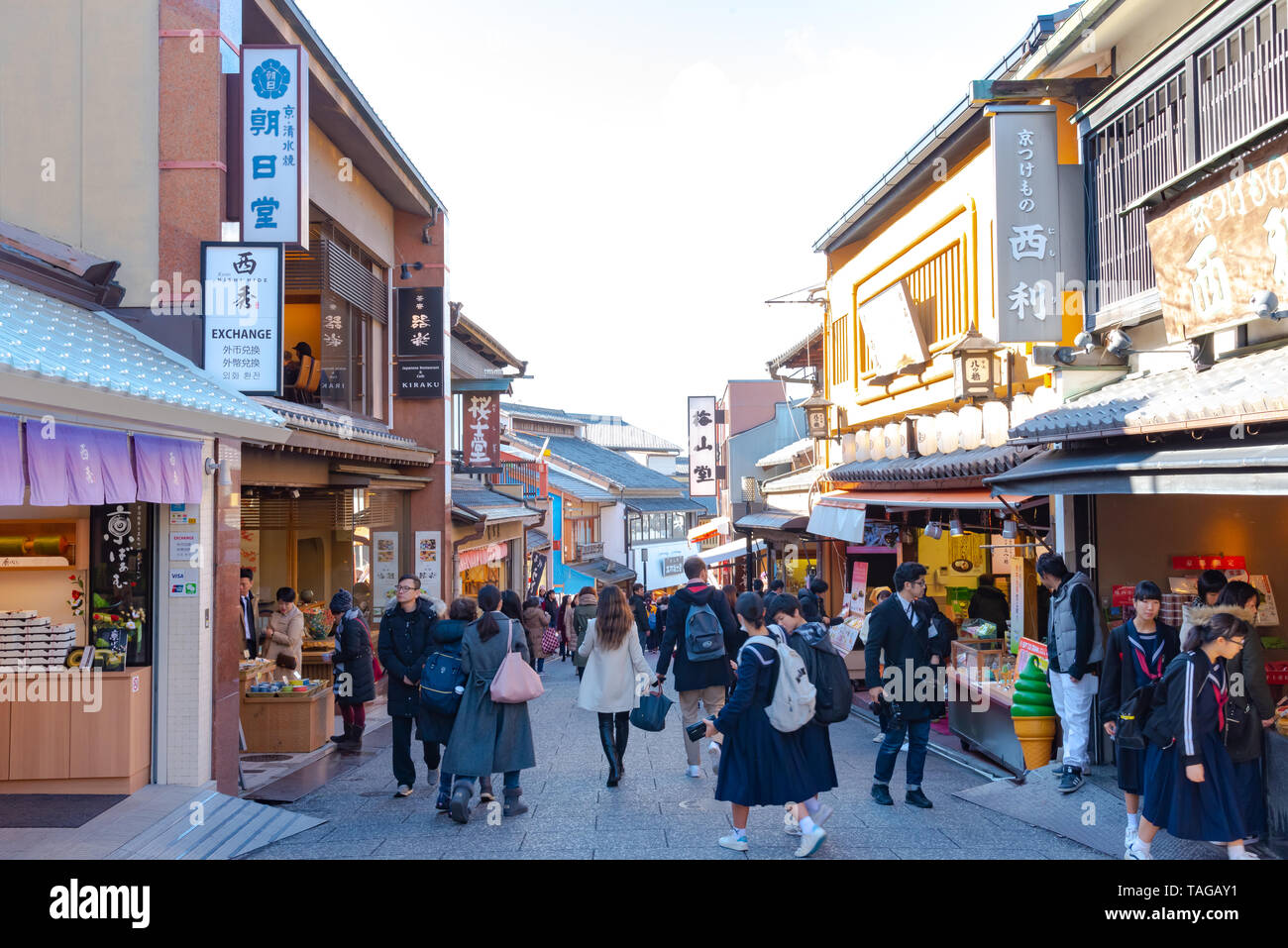 Affollati turistiche sulla strada dello shopping Matsubara-dori. Pieno di negozi e ristoranti nei pressi di Kiyomizu-dera tempio di Kyoto, Giappone Foto Stock