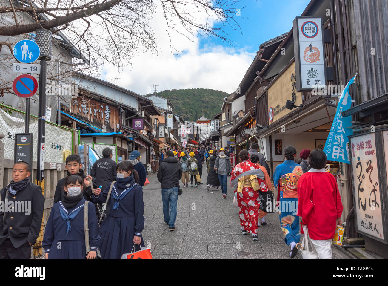 Affollati turistiche sulla strada dello shopping Matsubara-dori. Pieno di negozi e ristoranti nei pressi di Kiyomizu-dera tempio di Kyoto, Giappone Foto Stock