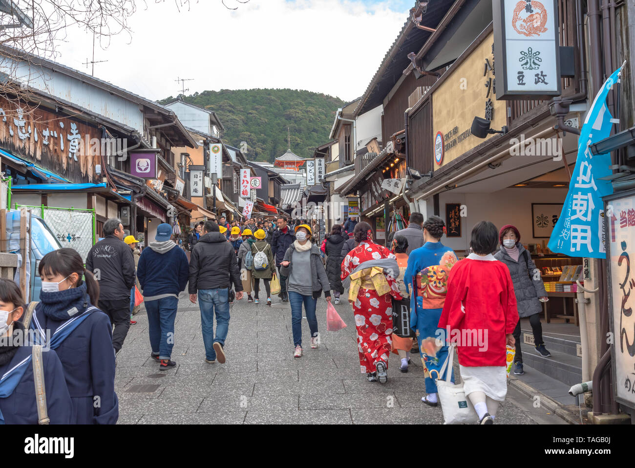 Affollati turistiche sulla strada dello shopping Matsubara-dori. Pieno di negozi e ristoranti nei pressi di Kiyomizu-dera tempio di Kyoto, Giappone Foto Stock