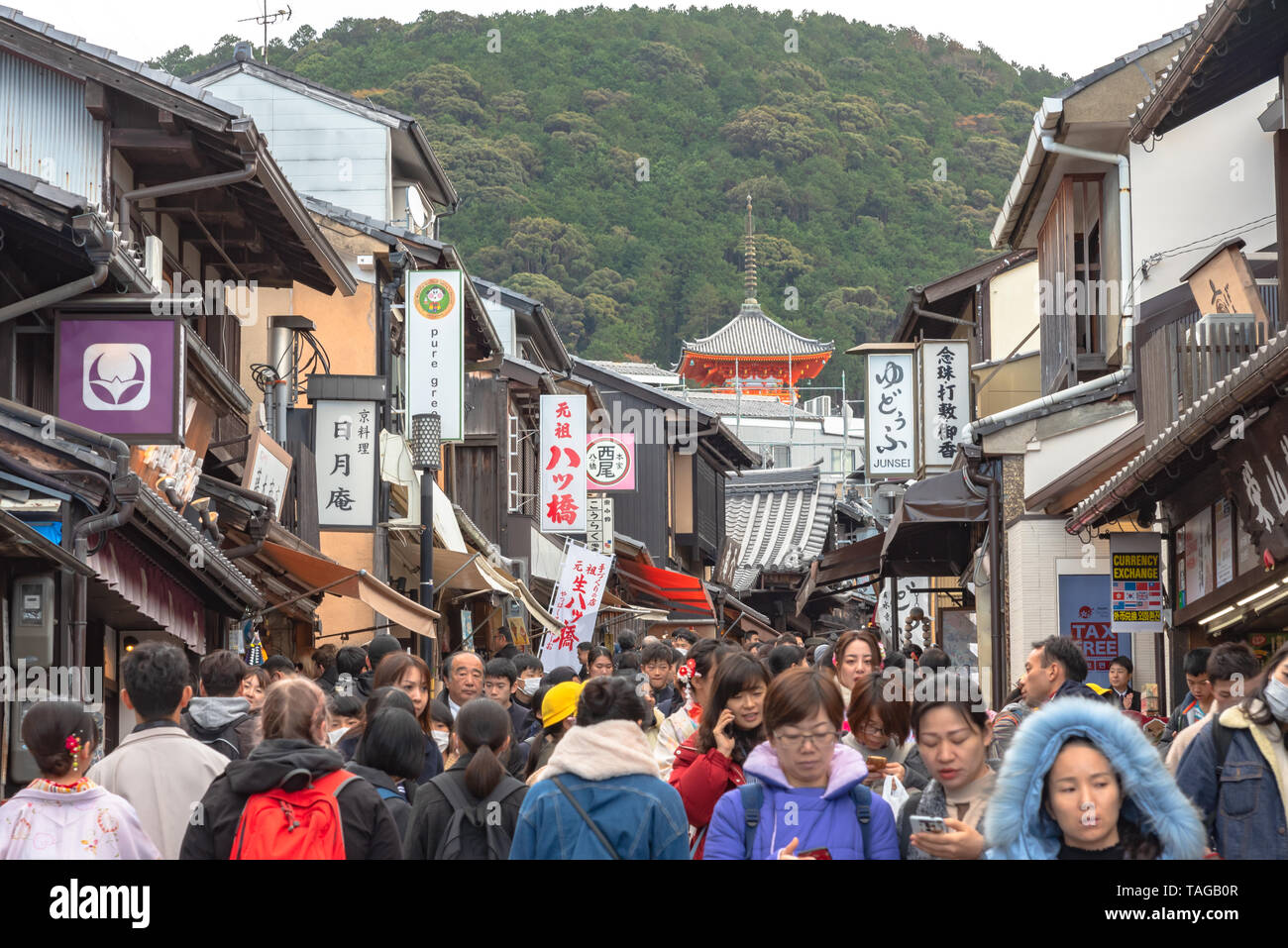 Affollati turistiche sulla strada dello shopping Matsubara-dori. Pieno di negozi e ristoranti nei pressi di Kiyomizu-dera tempio di Kyoto, Giappone Foto Stock