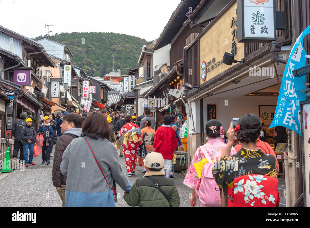 Affollati turistiche sulla strada dello shopping Matsubara-dori. Pieno di negozi e ristoranti nei pressi di Kiyomizu-dera tempio di Kyoto, Giappone Foto Stock