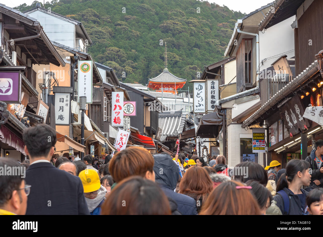 Affollati turistiche sulla strada dello shopping Matsubara-dori. Pieno di negozi e ristoranti nei pressi di Kiyomizu-dera tempio di Kyoto, Giappone Foto Stock