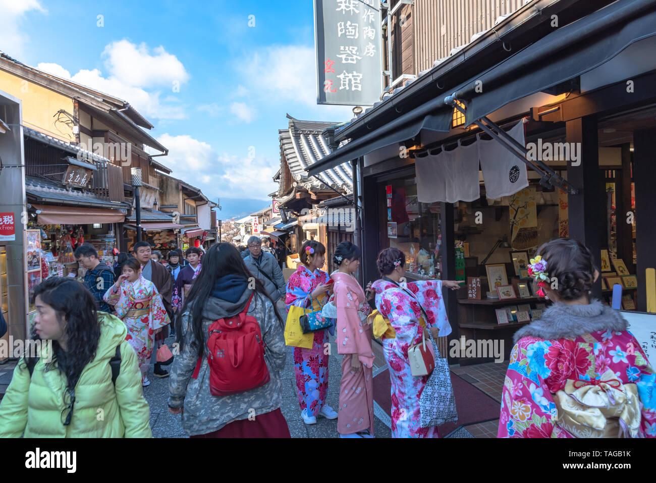 Affollati turistiche sulla strada dello shopping Matsubara-dori. Pieno di negozi e ristoranti nei pressi di Kiyomizu-dera tempio di Kyoto, Giappone Foto Stock