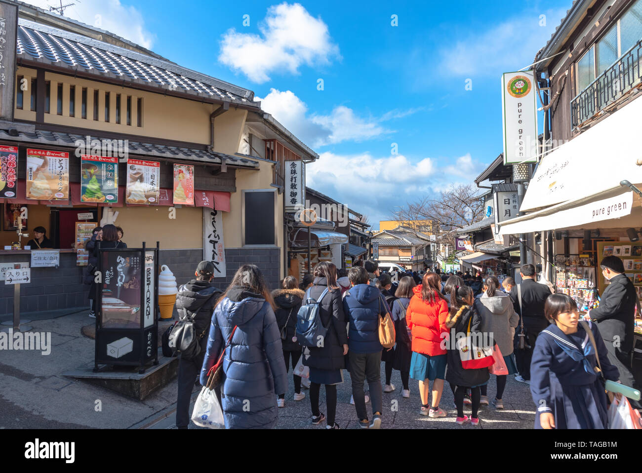 Affollati turistiche sulla strada dello shopping Matsubara-dori. Pieno di negozi e ristoranti nei pressi di Kiyomizu-dera tempio di Kyoto, Giappone Foto Stock