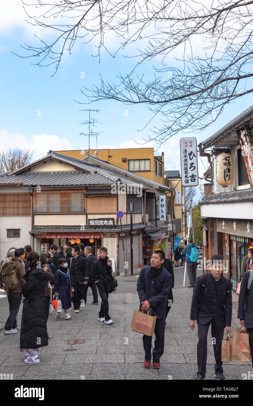 Affollati turistiche sulla strada dello shopping Matsubara-dori. Pieno di negozi e ristoranti nei pressi di Kiyomizu-dera tempio di Kyoto, Giappone Foto Stock