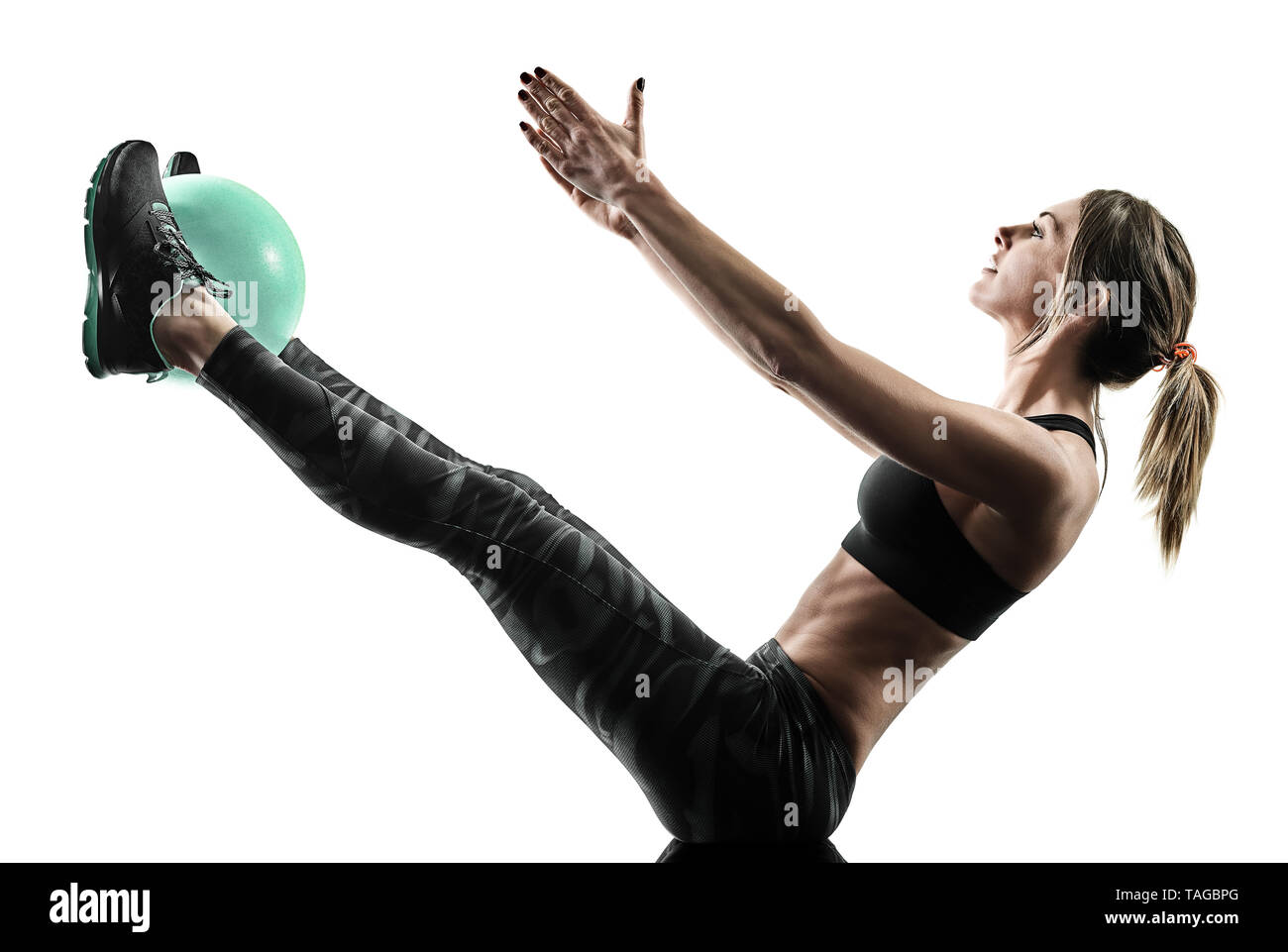 Una donna caucasica esercizio fitness pilates morbida palla esercizi silhouette isolato su sfondo bianco Foto Stock