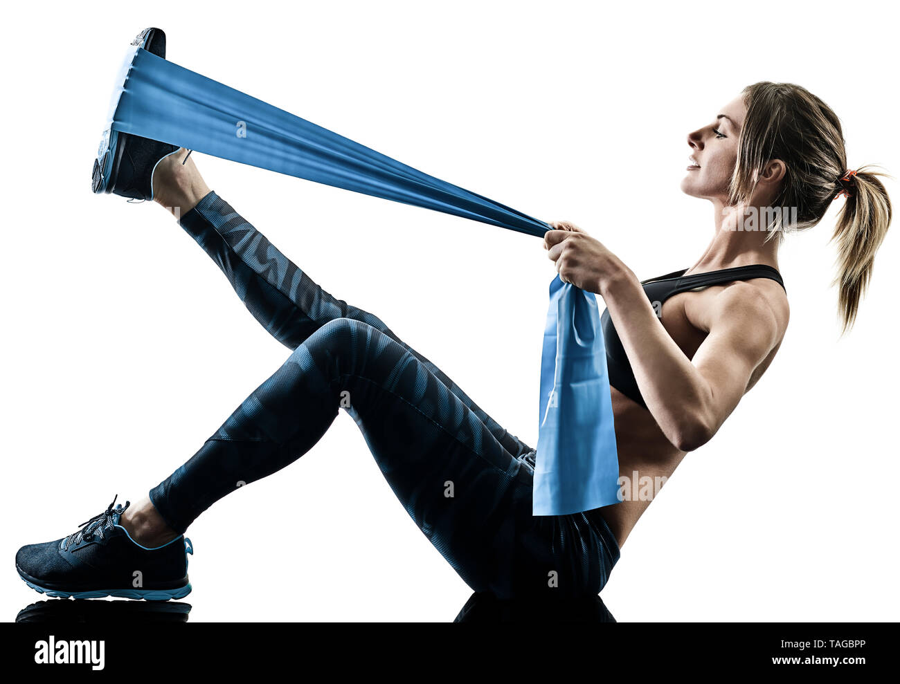 Una donna caucasica esercizio fitness pilates elastico fascia resistente agli esercizi di silhouette isolato su sfondo bianco Foto Stock