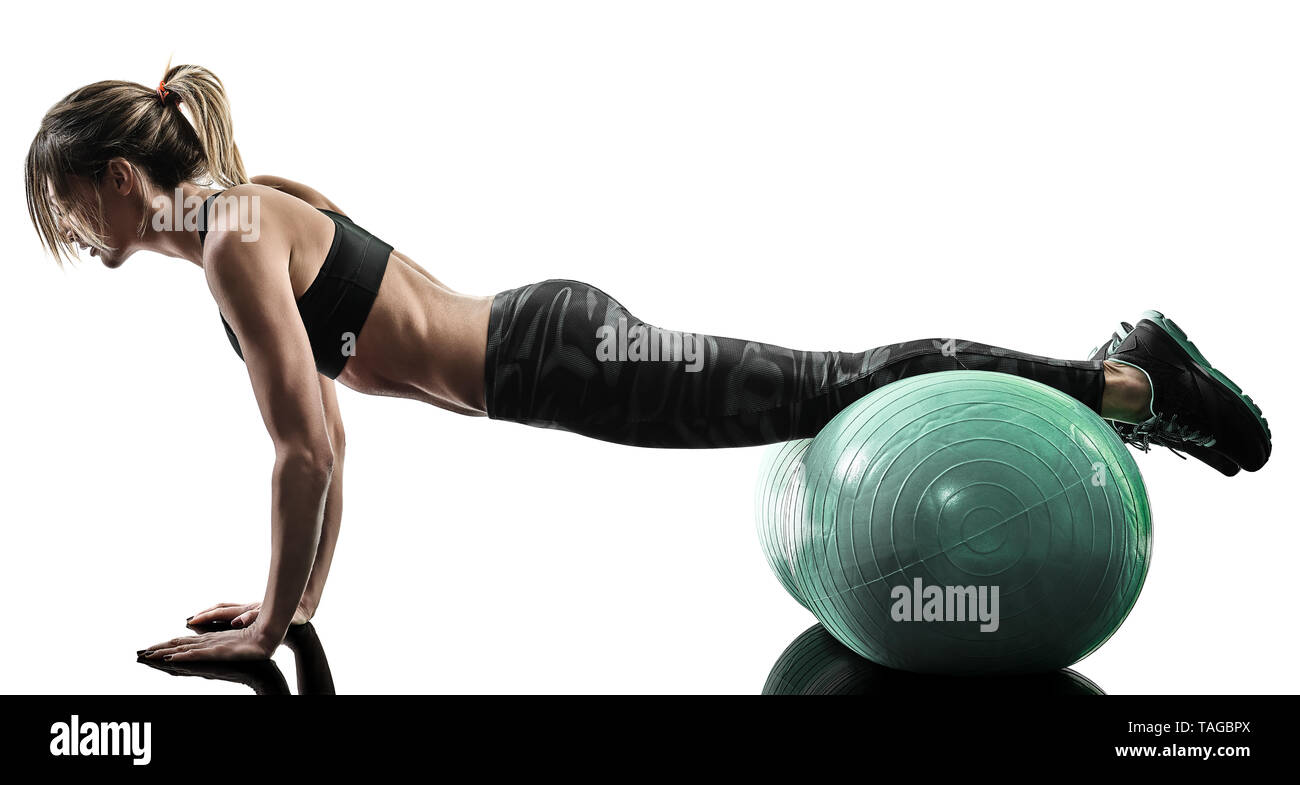 Una donna caucasica esercizio fitness pilates swiss ball esercizi silhouette isolato su sfondo bianco Foto Stock