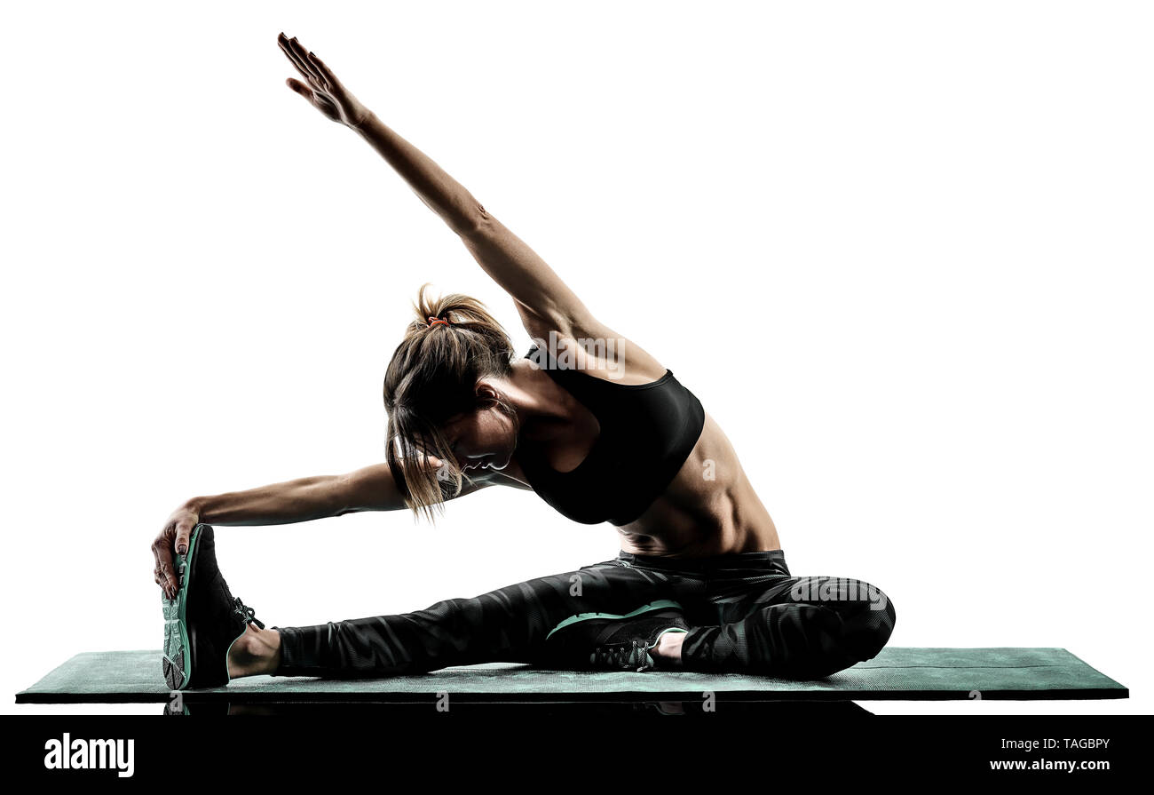 Una donna caucasica esercizio pilates esercizi di fitness silhouette isolato su sfondo bianco Foto Stock