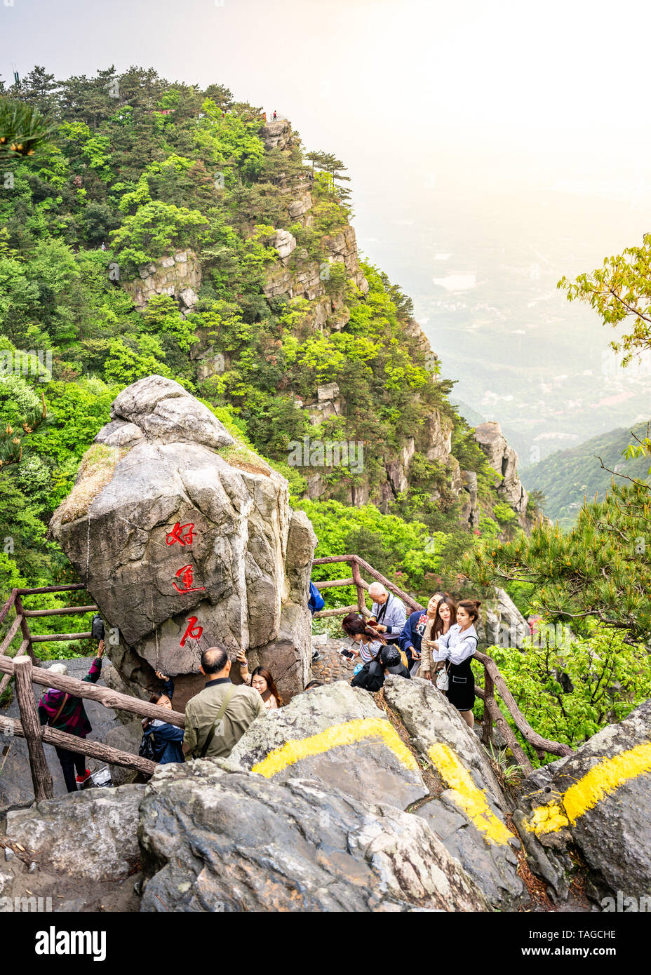 Lushan Jiangxi Cina, 26 Aprile 2018 : vista verticale di turisti cinesi in posa accanto a una grande roccia in Lushan Mountain National Park in Mount Lu Cina Foto Stock