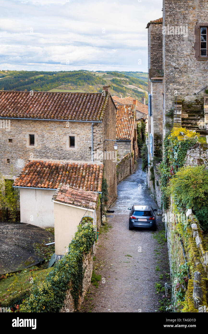 Macchina parcheggiata in un piccolo vicolo di un paesino Francese Foto Stock