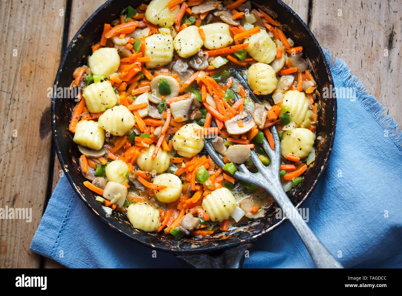Gnocchi con verdure e funghi. Gli gnocchi di patate con la carota, lo scalogno e funghi Foto Stock