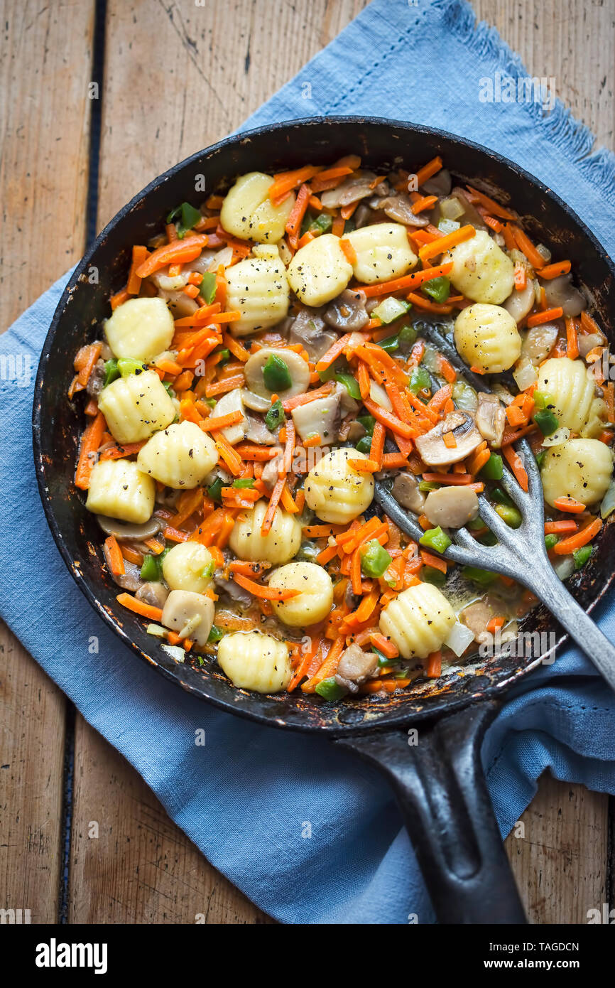 Gnocchi con verdure e funghi. Gli gnocchi di patate con la carota, lo scalogno e funghi Foto Stock