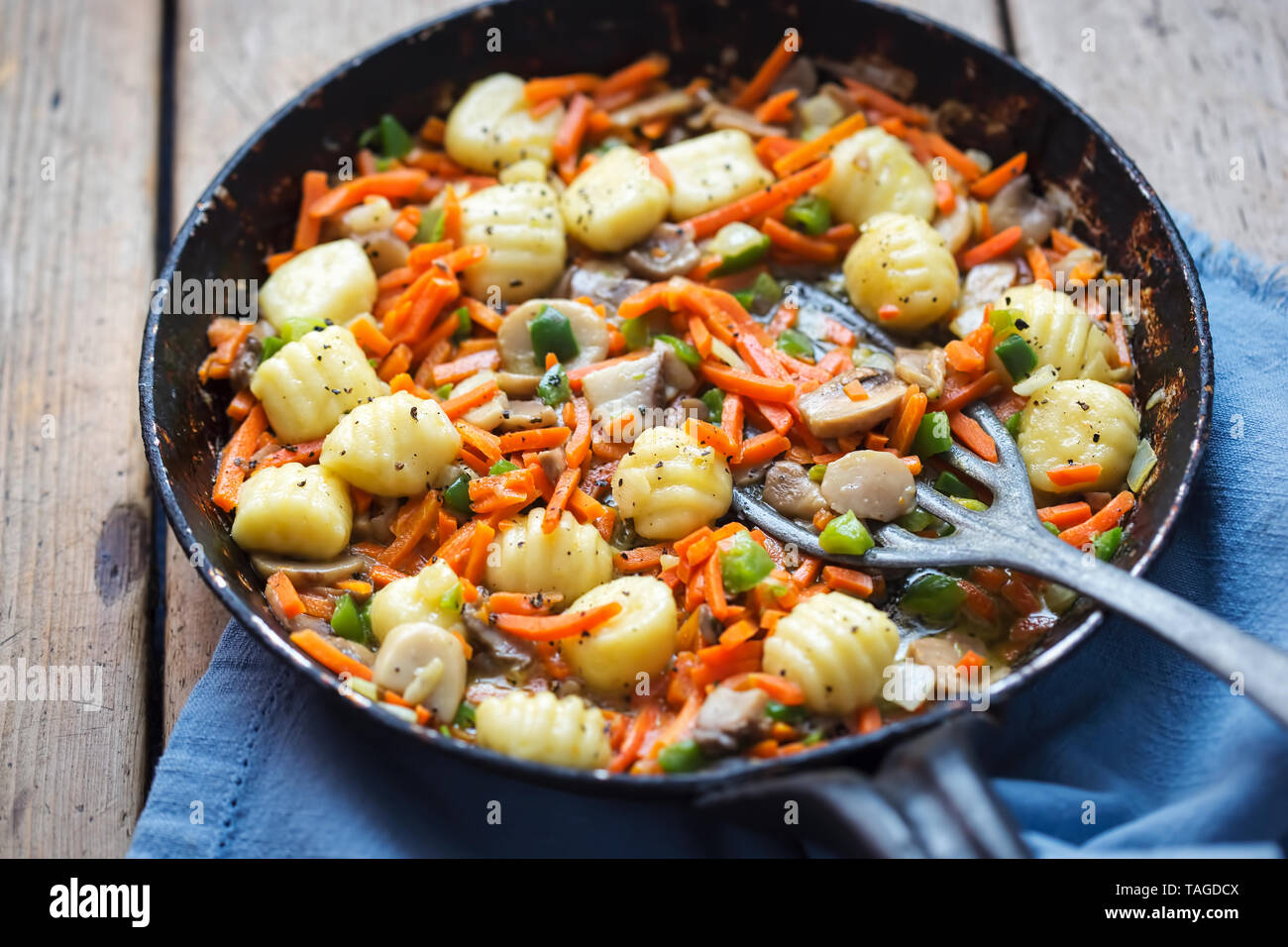 Gnocchi con verdure e funghi. Gli gnocchi di patate con la carota, lo scalogno e funghi Foto Stock