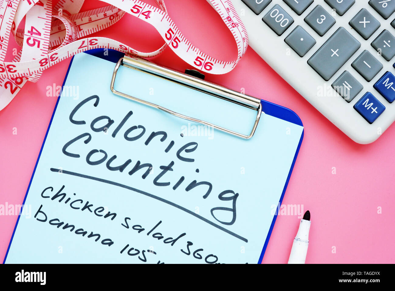 Il conteggio delle calorie elenco per la perdita di peso sulla scrivania. Foto Stock