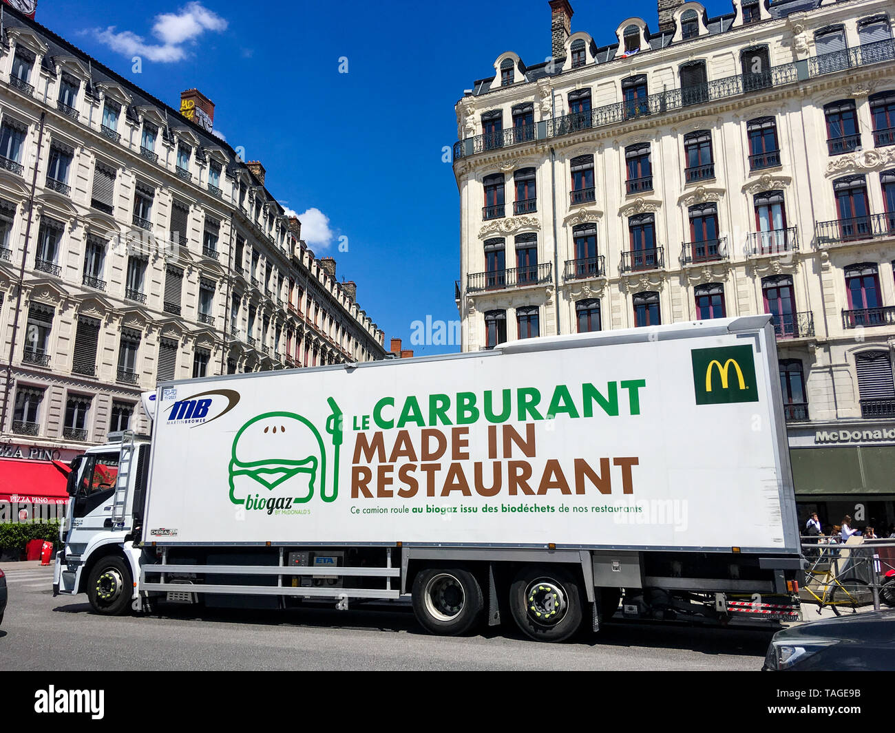 Mc Donalds azienda carrello acceso sul biogas, rilasciato dal trattamento dei rifiuti di ristoranti, Lione, Francia Foto Stock