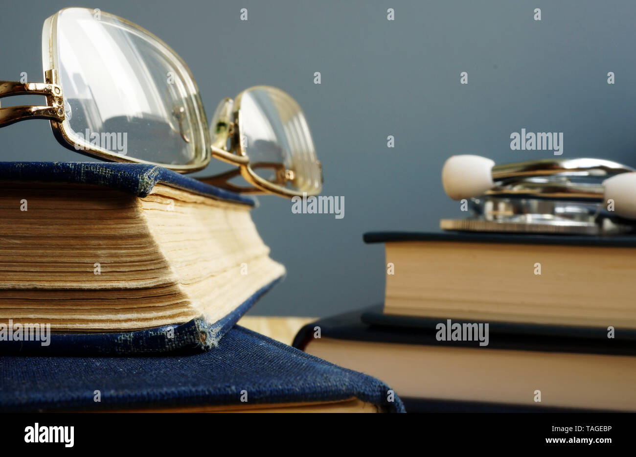 La diagnosi e la formazione medica. Stetoscopio, occhiali e libri. Foto Stock