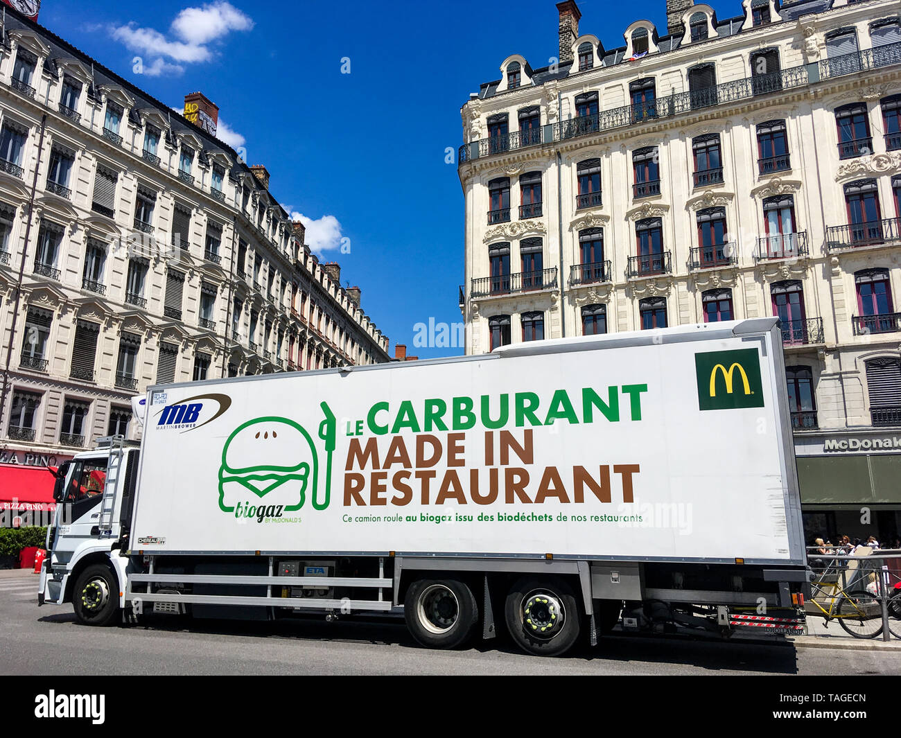 Mc Donalds azienda carrello acceso sul biogas, rilasciato dal trattamento dei rifiuti di ristoranti, Lione, Francia Foto Stock