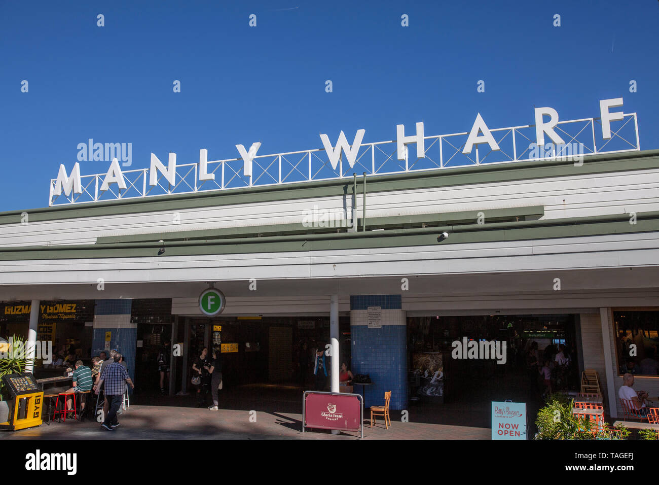 Manly Wharf a Manly Beach dove commuter traghetti partono e arrivano, Sydney, Australia Foto Stock