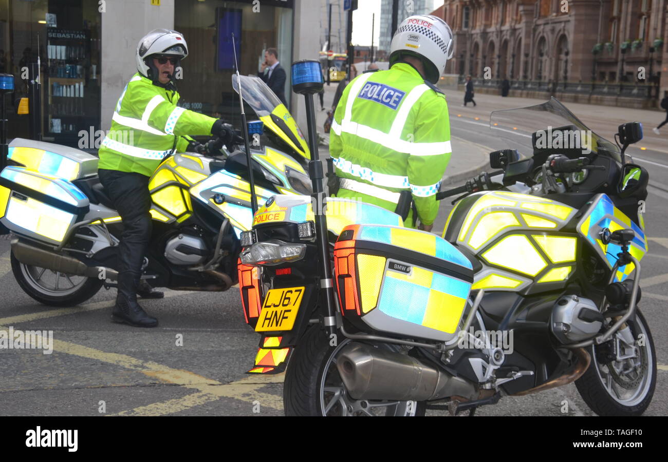 Due Greater Manchester Police i motociclisti sulle loro moto in Manchester City Centre Foto Stock