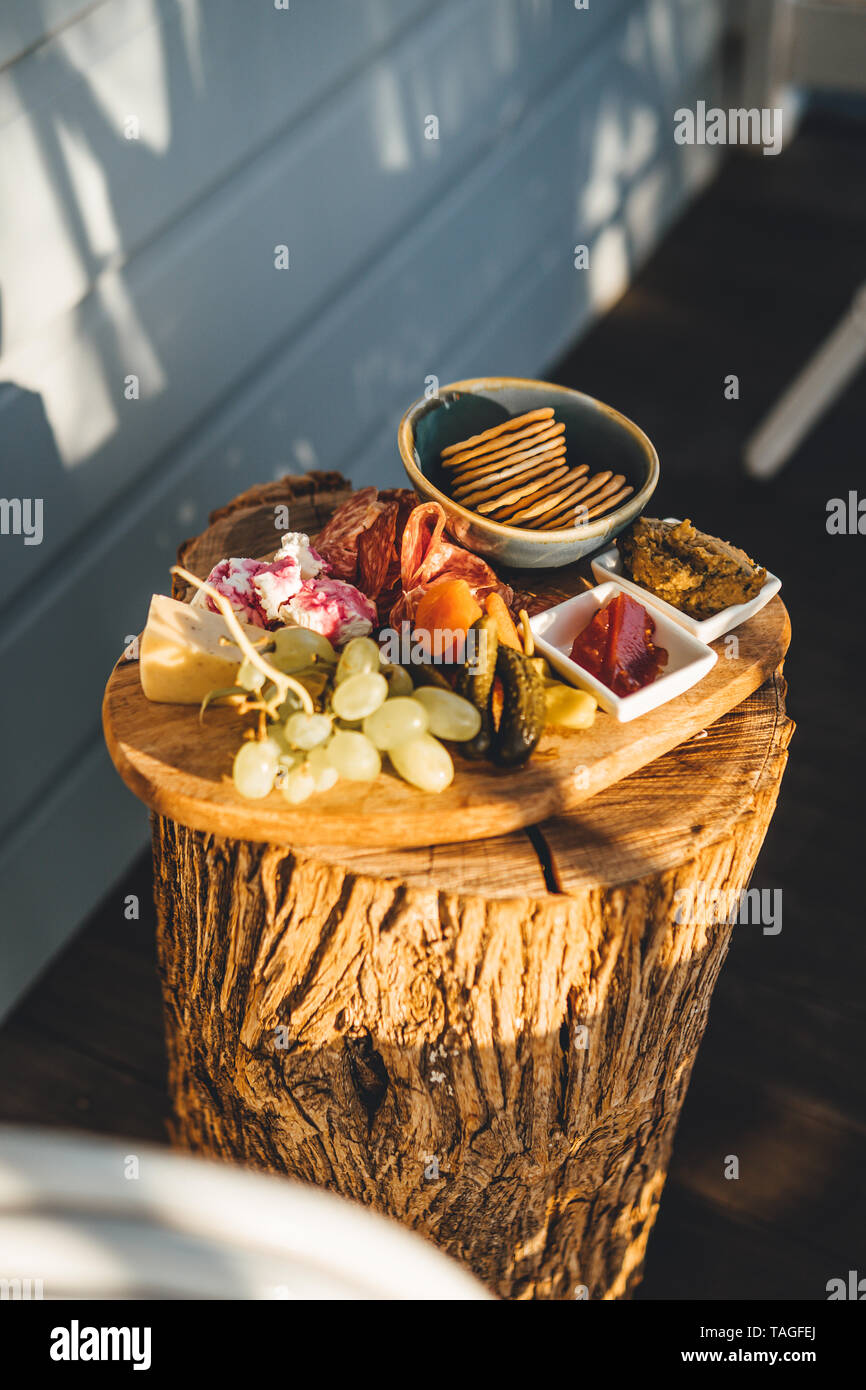 Vassoio di formaggi su un ceppo di legno Foto Stock