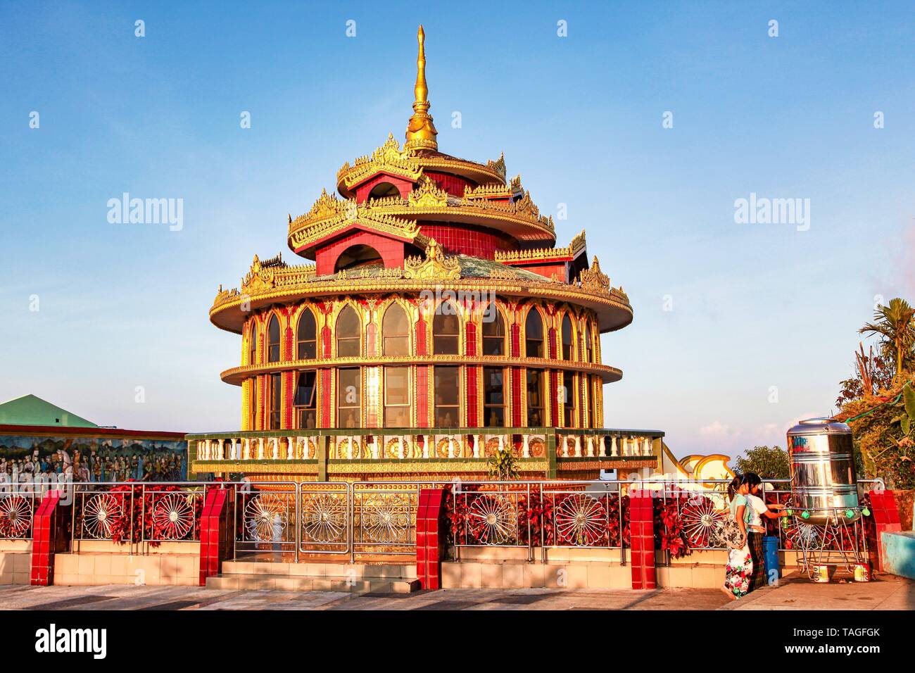 Kyaiktiyo Pagoda, noti anche come Golden Rock è un ben noto pellegrinaggio buddista sito in Myanmar, vista notturna della pagoda birmana, Golden rock, Bilanciamento r Foto Stock