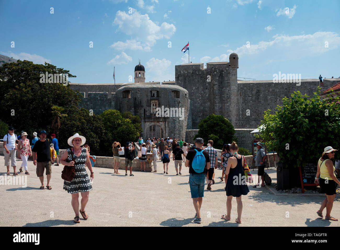 DUBROVNIK CROAZIA - Agosto 13, 2015: l'ingresso principale "Porte del palo' nella parte vecchia della città di Dubrovnik, Croazia e turistico a fronte di ingresso Foto Stock