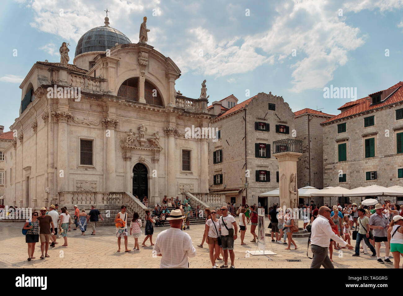 DUBROVNIK CROAZIA - Agosto 13, 2015: San Biagio Chiesa (Crkva sv. Vlaha), colonna di Orlando e turisti nella città di Dubrovnik , Croazia Foto Stock