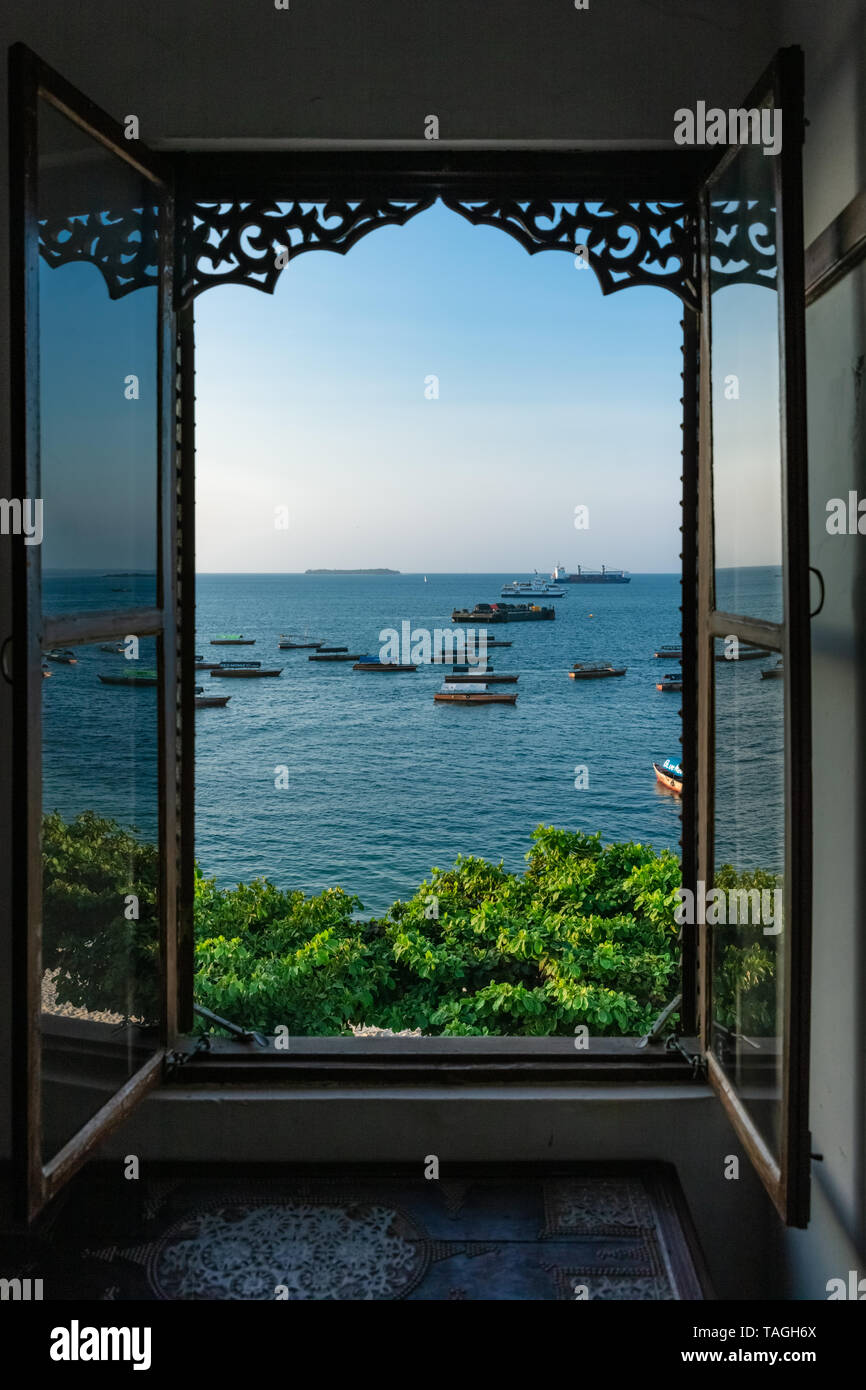 Oceano seascape da un balcone finestra della camera di pietra nella città di Unguja aka isola di Zanzibar Tanzania Africa orientale Foto Stock