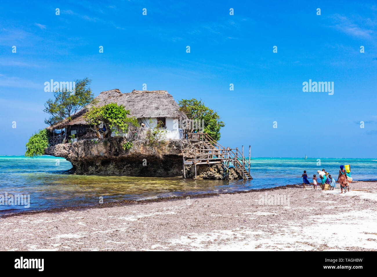 Pingwe , Zanzibar-March 7, 2019 : la famosa roccia posizione incredibile ristorante sulla spiaggia Foto Stock
