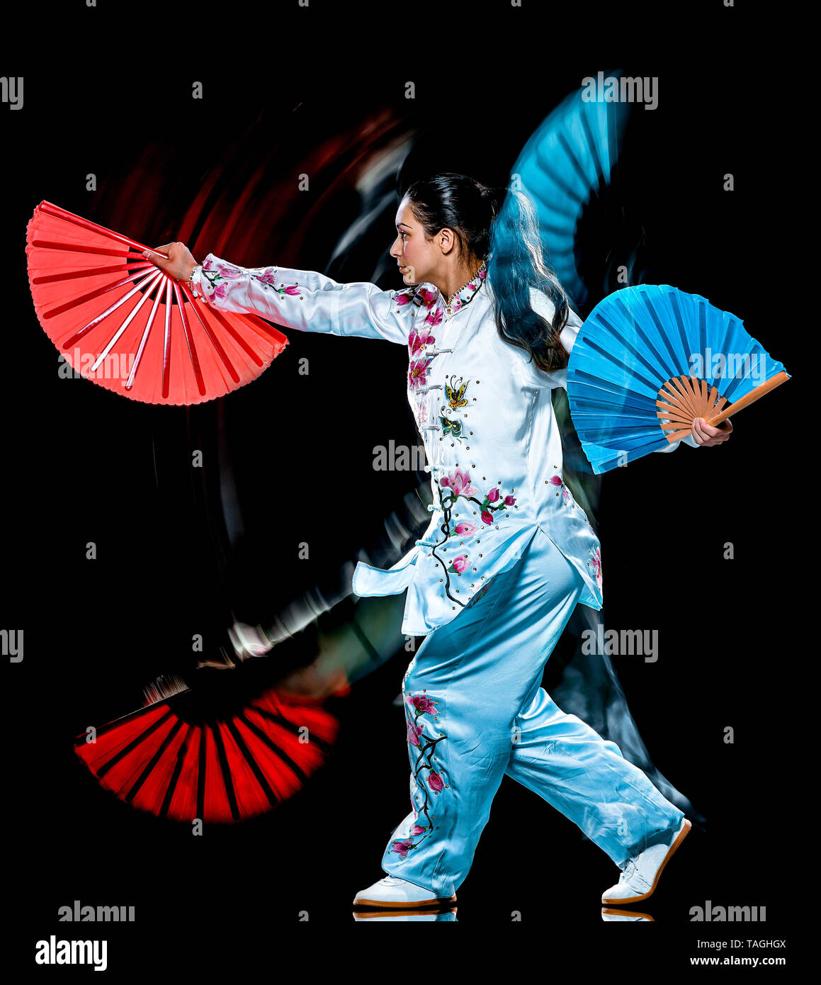 Una donna cinese partacticing Tai Chi Chuan Tadjiquan postura studio shot isolato su sfondo nero con leggero effetto di pittura Foto Stock