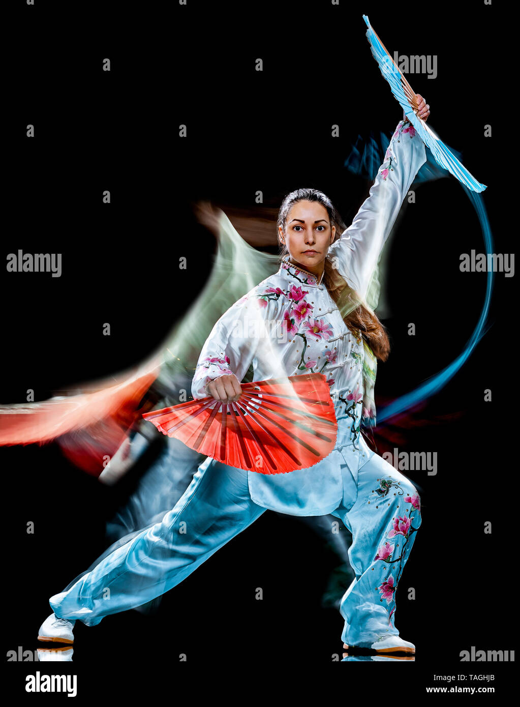 Una donna cinese partacticing Tai Chi Chuan Tadjiquan postura studio shot isolato su sfondo nero con leggero effetto di pittura Foto Stock