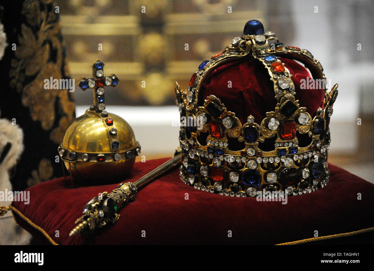 Corona e lo scettro di Orb, insignias utilizzato durante l'incoronazione del Re di Polonia Augusto III Wettin (1696-1763), il 17 gennaio 1734 a Cracovia. Argento e pietre preziose. Da Johann Heinrich Kohler. A Dresda, 1733. Museo Nazionale. Varsavia. La Polonia. Foto Stock