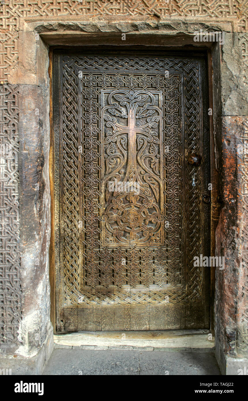 Ingresso alla chiesa della Santa Vergine nel telaio di intagliato ornamento etniche lungo il cornicione ad arco sopra la porta del fortresse Khor Vira Foto Stock