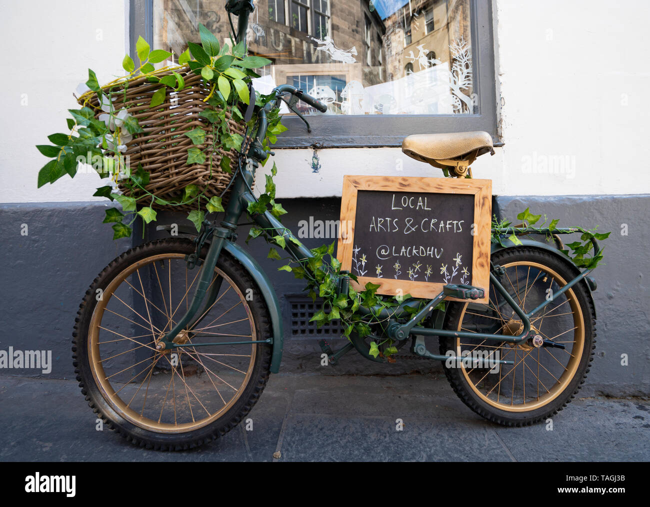 Noleggio fuori Lackdhu arti e mestieri shop in Candlemaker Row in Edinburgh Old Town, Scotland, Regno Unito Foto Stock