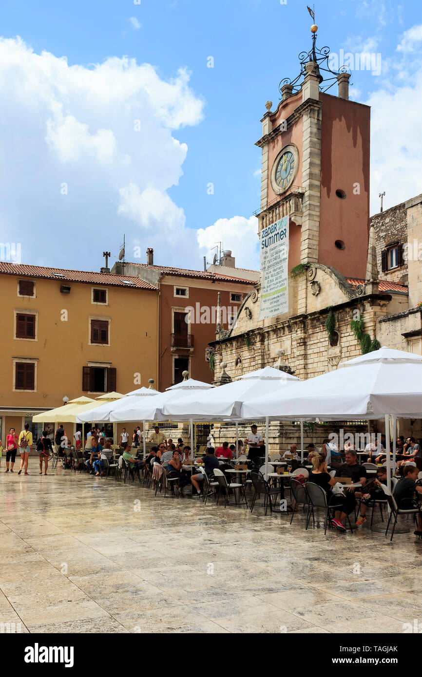 ZADAR, Croazia - Agosto 17, 2015: vista sulla strada di casa di guardia in Zadar, Croazia con la torre dell orologio risalente al XVI secolo su Piazza del Popolo. Foto Stock