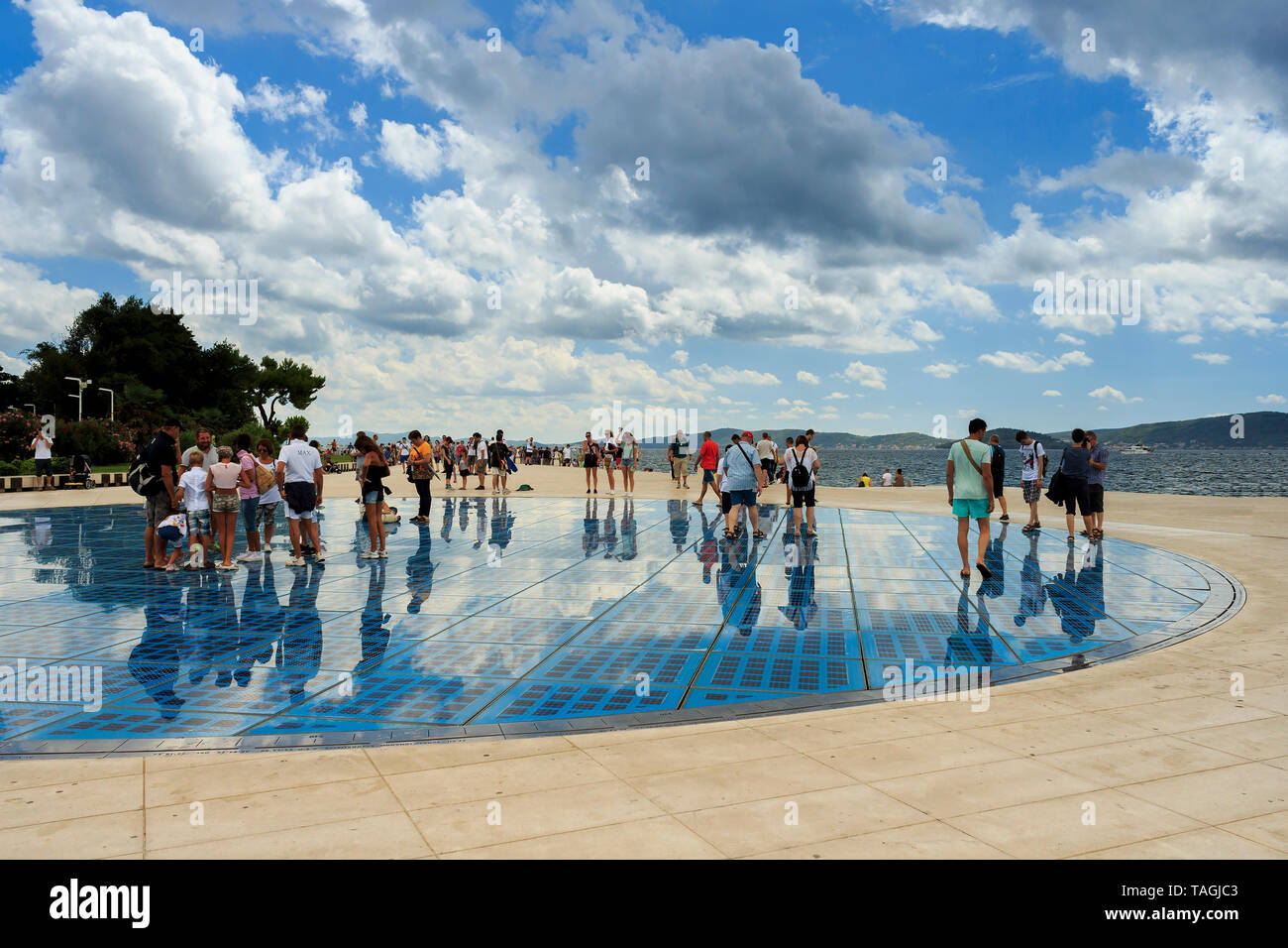 ZADAR, Croazia - Agosto 17, 2015: la gente che camminava sul Saluto al Sole la scultura. "Saluto al Sole" dall'architetto Nicola Basic, pannelli solari in Da Foto Stock